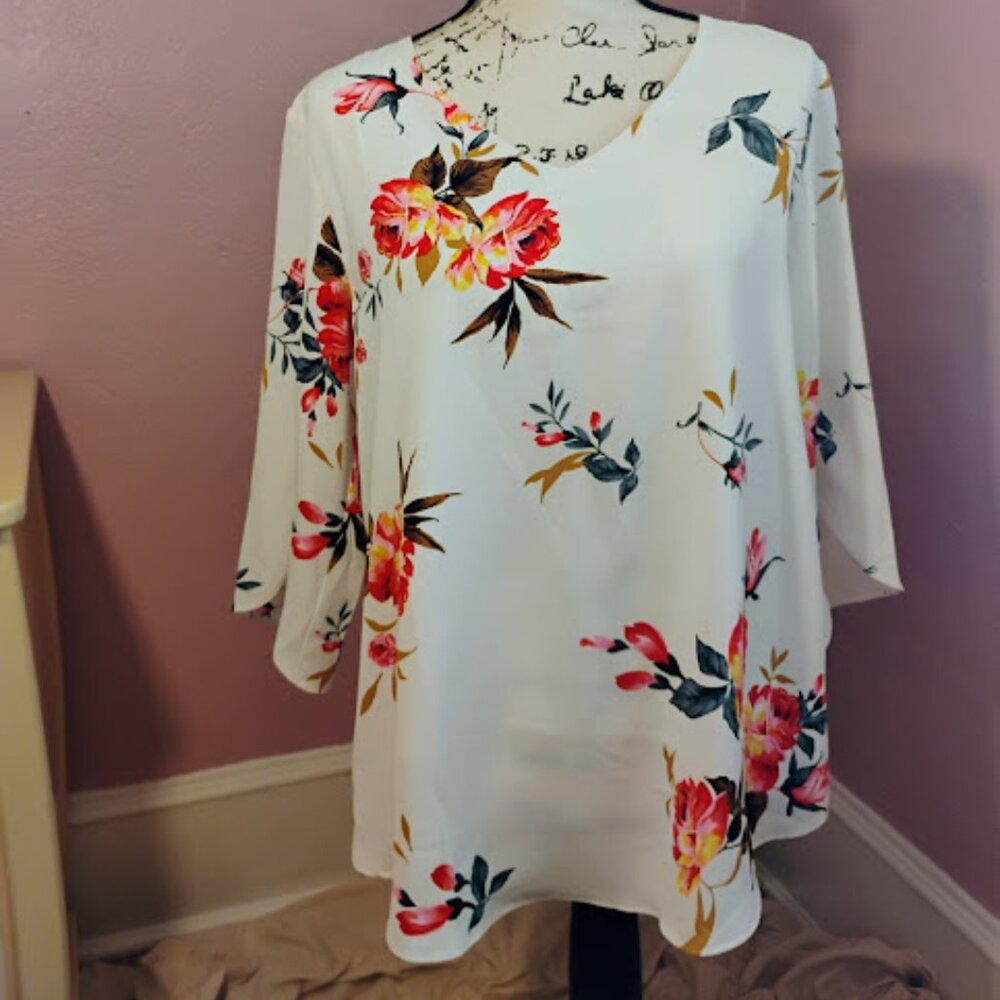 TAOHUADAO Women's White Floral V-Neck in Size M NWT